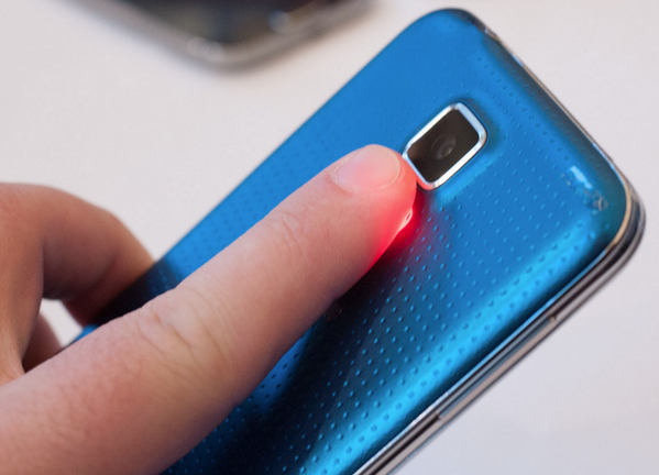 AndroidTechCam's tweet image. Quieres monitorear tu corazón? lo puedes hacer con el Galaxy S5 y su sensor integrado