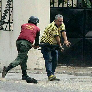 Foto de hoy en La Isabelica,Valencia. Otro guardia golpeando a un ciudadano