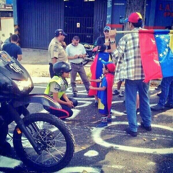 Veronicaisa12's tweet photo. #VzlaElQueSeCansaPierde Luchesmos por esos pequeños queremos un futuro mejor para estos pequeños http://t.co/xqwhZWqYv2