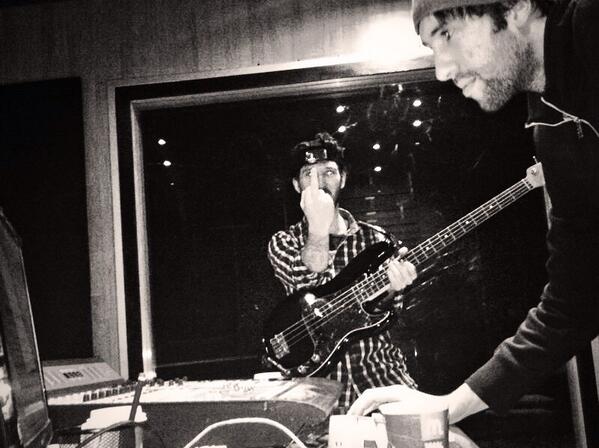 AlexMaister1's tweet photo. Segundo dia de grabación de bajos con @CarlosSnbl en @MAISTERSTUDIO próximo disco de @SONBLUE http://t.co/TsDplKGLat