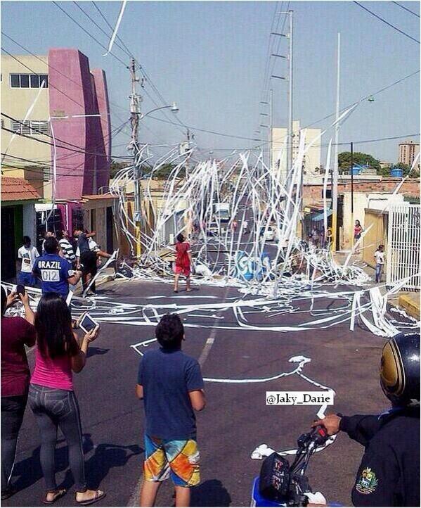 IntegralMic's tweet photo. Todo este problema de la protesta “pacifica” comenzó por que los escuálidos no tenia papel pa’ limpiarse pic http://t.co/nAnnkWPqP4