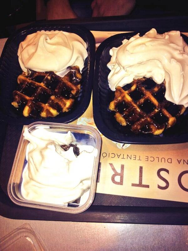 UCaselles's tweet photo. 🍦🍨 @OscarSanchezGra @adrianfructuoso @chesti1 @serafinalcaina !!!!!!! 🐝 🐑🐝 http://t.co/MSvOSDmWmW