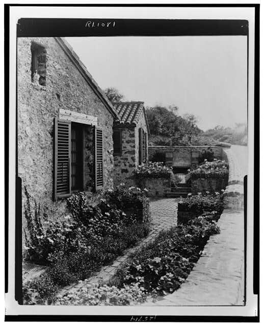 HistoryHour's tweet image. "Surprise Valley Farm," Arthur Curtiss James property, Beacon Hill Road, Newport, Rhode Island. Farmer cottages