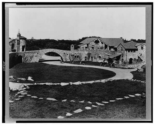 HistoryHour's tweet image. "Surprise Valley Farm," Arthur Curtiss James property, Beacon Hill Road, Newport, Rhode Island.