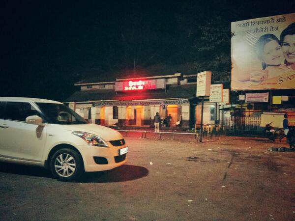 _bapatism's tweet image. When You r d one to take them on a late night drive. Pune @4 a.m. #BestCousins #PoheAndElaichiWaliChai #HighwayDrive