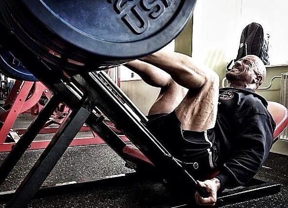 SquatGods's tweet photo. The rock doesn't skip leg day- so why should you? http://t.co/JFCMvG18ZP