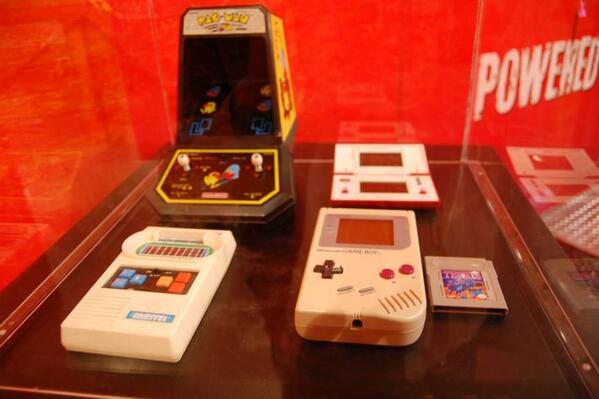 cdborrego's tweet photo. Who wants a handheld? Quien quiere una portatil? #retrogaming #retro #videogames http://t.co/gixrLaxlvy