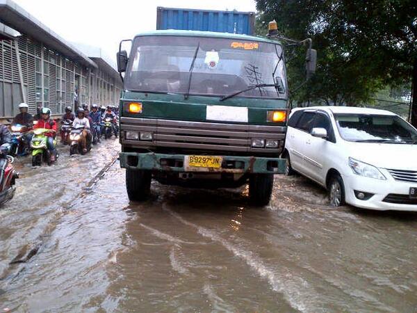 sebuah Truck Patas as Roda di samping Halte Busway Jembatab Gantung arah Cengkareng , lalulintas tersendat "