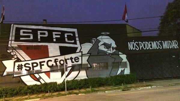 kaue_lombardi's tweet photo. Enfim o muro do comitê do #SPFCforte está pronto e nas cores do time que amamos.
RT pra quem gostou. http://t.co/3b464Uriq4