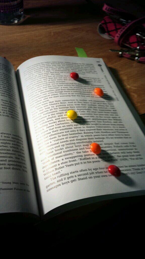 kimhein7's tweet image. Can&apos;t eat the skittle until I read the paragraph.. #studystrategy