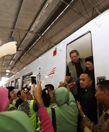 SBYudhoyono's tweet photo. Presiden SBY senang lihat jalur Kereta Api Bogor-Sukabumi-Cianjur aktif kembali &amp; bermanfaat bagi masyarakat. http://t.co/VegaWB3q6a