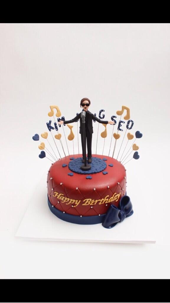 지난번 생파때 팬클에서 준비해준 커스텀케익!!넘 예뻐서 못먹고있슴~~^0^;