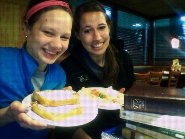 anna_papaya_'s tweet image. Second breakfast and homework desperation party at Denny's with @handerson12345 #roommatelove #breakfastsolutions
