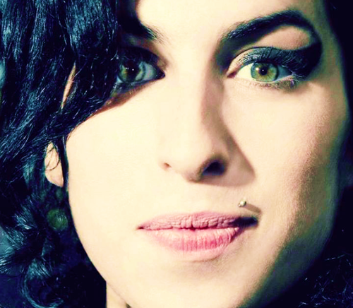 Yakın çekimden Amy;