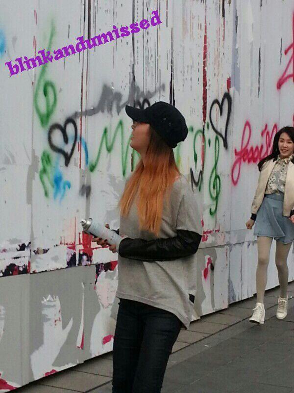 140225 SM사옥앞, 낙서하는 소녀들 + 그래피티 사진
