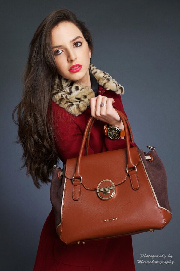 MervModels's tweet image. Rhiana is one of my model that knows how to model clothing and hand bags.