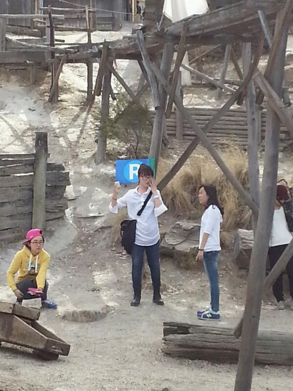 chickayon's tweet photo. These idiots saw the running man "R" flag and decided to take it out &amp; take pics with it.  #RunningManinAustralia http://t.co/AfBL3BA3ml