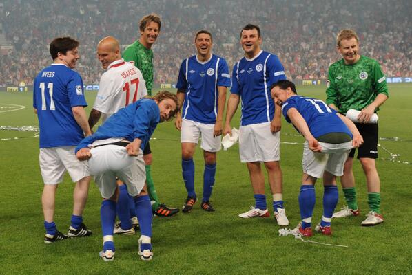 【番外編】ユニセフのチャリティー・マッチ『サッカー・エイド』に参加した際の俳優のジェラルド・バトラーとジェームズ・マカヴォイが素晴らしい尻パフォを披露。