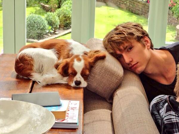 Фотосессия пары в парке с собакой. Мужчина с собакой селфи. Мои парни животные. Фотосессия пары с собакой. Парень питомец девушки.