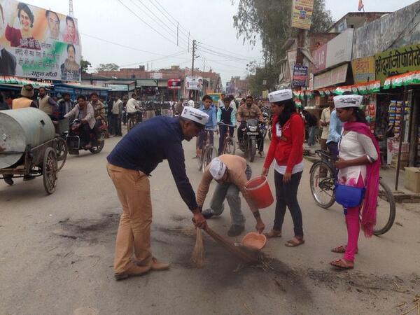 AAP sweeping and cleaning the place where BJP people burnt the effigy of an SP leader in Amethi. #AAPSettingExamples