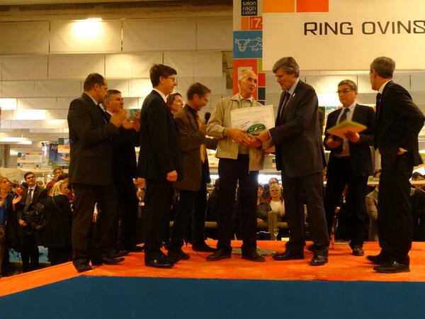 S. Le #Foll a remis le prix à M. Caroux, agriculteur de Boursin, gagnant du concours national des #prairies fleuries!