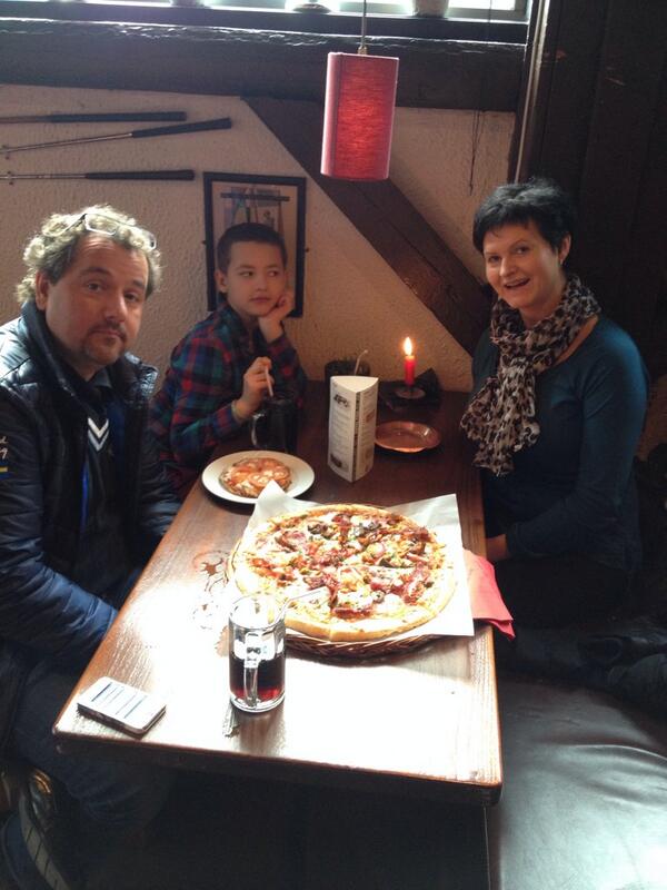 anderssonsimons's tweet image. Såklart det blir Peppes Pizza när familjen är på besök #dyrt