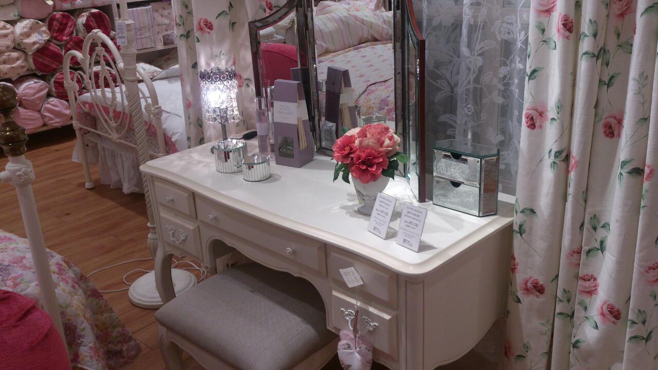 さらすぱ على تويتر ローラアシュレイのドレッサー お店で見る度に可愛いなー憧れるなーと思っているんだけどドレッサー本体と椅子と鏡と一式揃えたら30万くらいになるのでうっかり買えない Http T Co Yvpu1dphxh さらすぱ على تويتر ローラアシュレイのドレッサー お店で見る度に可愛いなー憧れるなーと思っているんだけどドレッサー本体と椅子と鏡と一式揃えたら30万くらいになるのでうっかり買えない Http T Co Yvpu1dphxh