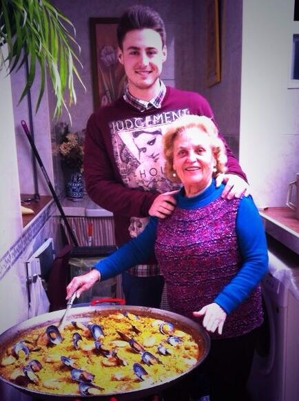 RafaCabezas13's tweet photo. Almuerzooo con la familia ❤️que grande eres Abuela http://t.co/jlYLJunAw9