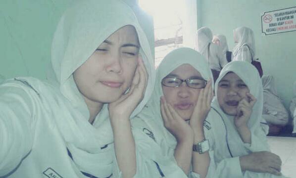 "<a href="/monithaabc/">tA</a>: <a href="/rara_mbob/">anggraini</a> <a href="/SiYep_Yep/">Yuni Eka Putri</a> kitaa:p " saya cantikk ya. Hahaha