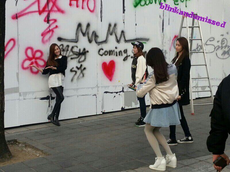 140225 SM사옥앞, 낙서하는 소녀들 + 그래피티 사진