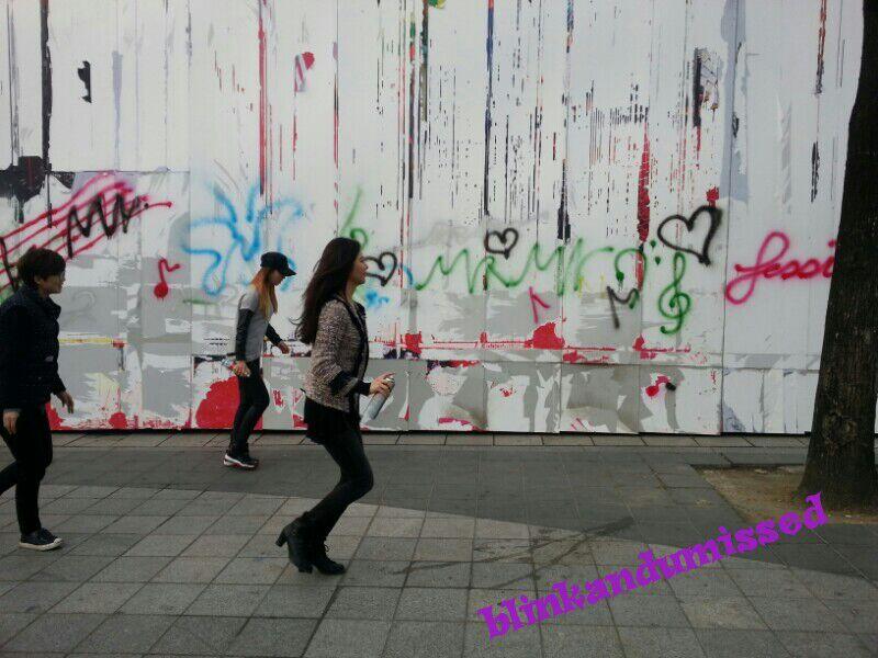 140225 SM사옥앞, 낙서하는 소녀들 + 그래피티 사진