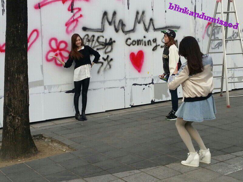 140225 SM사옥앞, 낙서하는 소녀들 + 그래피티 사진
