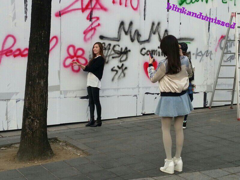 140225 SM사옥앞, 낙서하는 소녀들 + 그래피티 사진