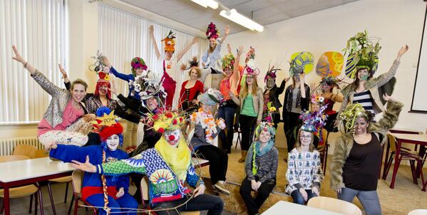 Studenten Bloem &amp; Design volgen hele gave masterclass door <a href="/ArtFloral/">Floral Dance Art</a> ! #mbo #bloem #helicon