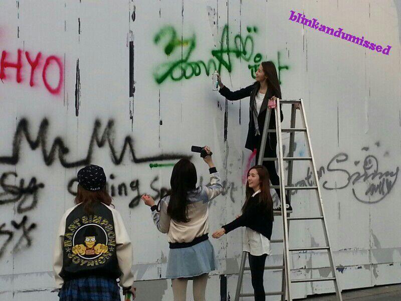 140225 SM사옥앞, 낙서하는 소녀들 + 그래피티 사진