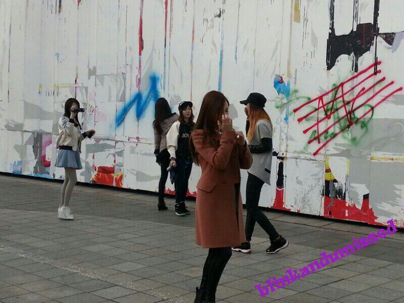 140225 SM사옥앞, 낙서하는 소녀들 + 그래피티 사진