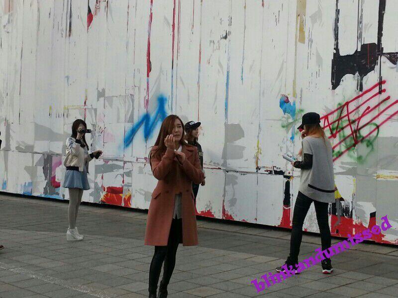 140225 SM사옥앞, 낙서하는 소녀들 + 그래피티 사진
