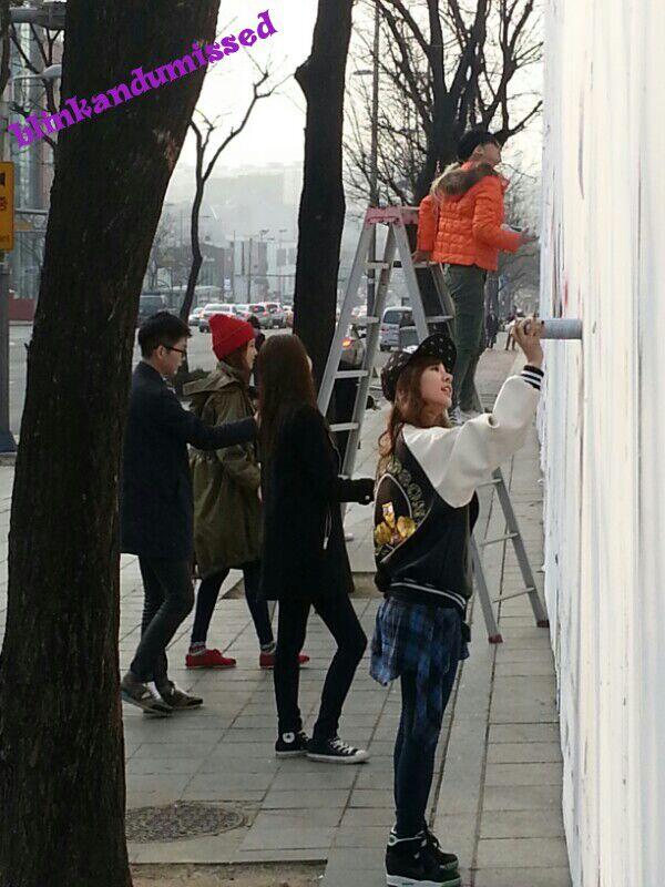 [PIC][25-02-2014]SNSD xuất hiện và vẽ Graffiti trước tòa nhà SM vào chiều nay BhUE5pWCEAEmb2G