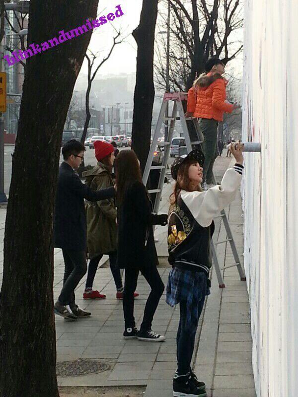 140225 SM사옥앞, 낙서하는 소녀들 + 그래피티 사진