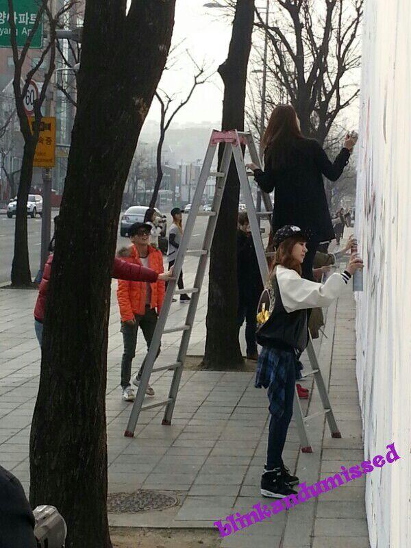 [PIC][25-02-2014]SNSD xuất hiện và vẽ Graffiti trước tòa nhà SM vào chiều nay BhUEZg3CYAAGTIS
