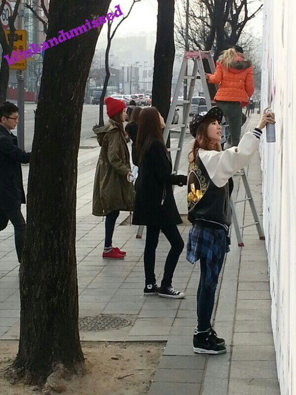 140225 SM사옥앞, 낙서하는 소녀들 + 그래피티 사진