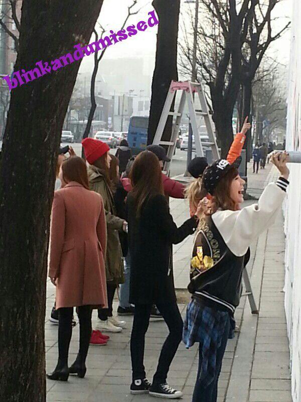 140225 SM사옥앞, 낙서하는 소녀들 + 그래피티 사진