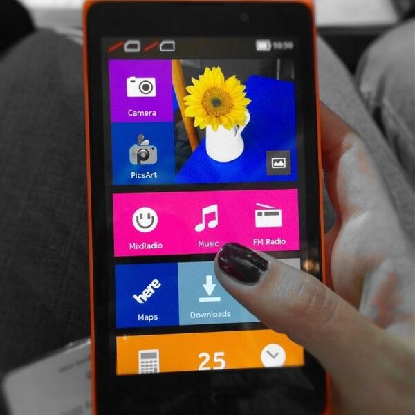 Zatomas's tweet photo. #NokiaDeveloper hands on #NokiaX: great design, classical #Lumia gestures and dual SIM #NokiaMWC #GoNokiaX @nokia... http://t.co/e8MBvzagu6