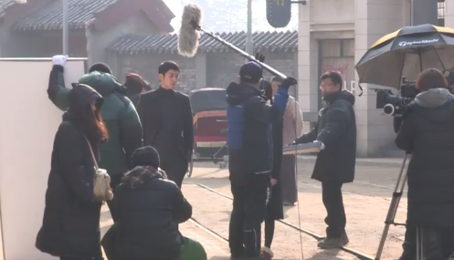 docu3days's tweet photo. [다큐3일] 지난주 감격시대 촬영현장! 추위에 개의치 않고 연기중인 김현중씨와 화면 뒤 보이지 않는 곳에서 애쓰는 스텝들의 모습입니다:) 감격시대 제작현장 방송은 이번주 일요일 입니다!^^* http://t.co/9aBgbEy7WL