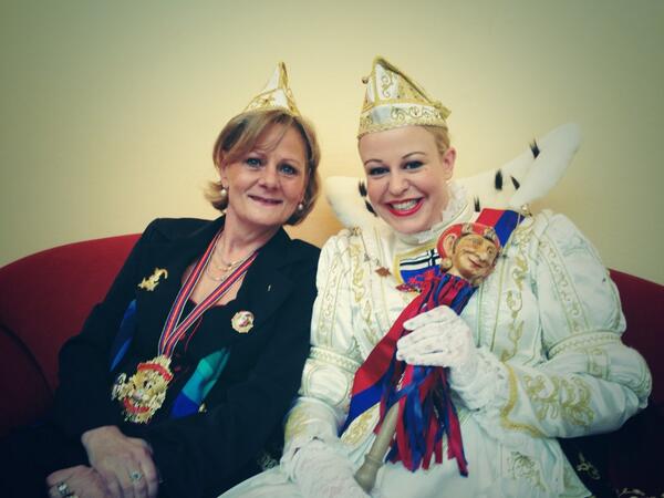 Prinz_Simon_I's tweet photo. Die Weiber greifen nach der Macht. #Alaaf #Bonn #Karneval http://t.co/qhJPyyo5Ee