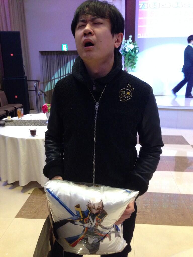 O Xrhsths 小山剛志 Sto Twitter ビンゴでジンの抱き枕みたいなやつが当たって昇天する杉田 Http T Co Gmeqiktd