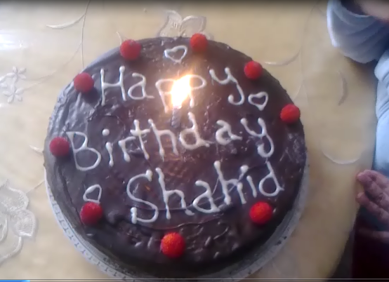 Shahid Kapoor cuts his birthday cake with 'Rangoon' director Vishal Bhardwaj