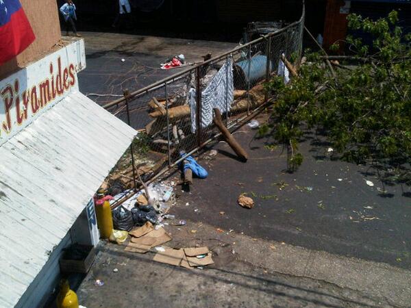 JuanLucena18's tweet photo. @globovision @RCTVenlinea Av Ppal Pomona lleva 2 dias seguidos trancada y ningun reportero se acerca a tomar fotos http://t.co/FBMuJRbs4j