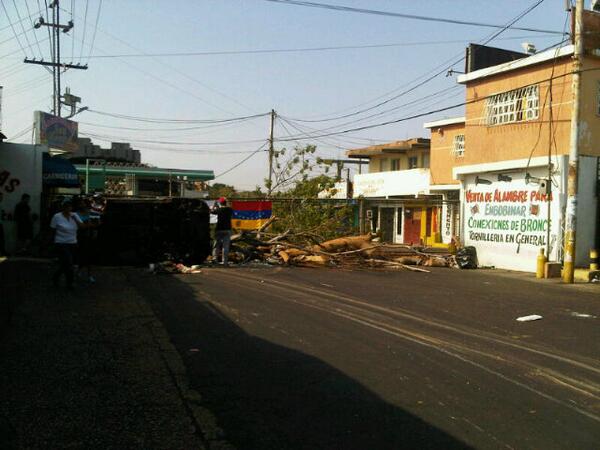 JuanLucena18's tweet photo. @MariaCorinaYA por favor necesitamos que vengan de los noticieros, la situacion esta fea, hasta carros quemados ponen http://t.co/X085I35HR1