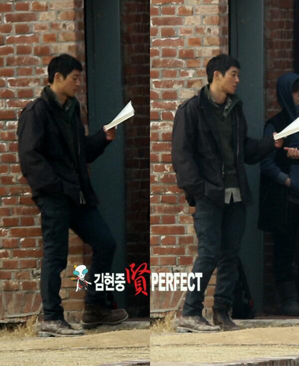 KHJPERFECT's tweet photo. 대본(?)보는 현중(20140224) http://t.co/EQFmUyiXY4